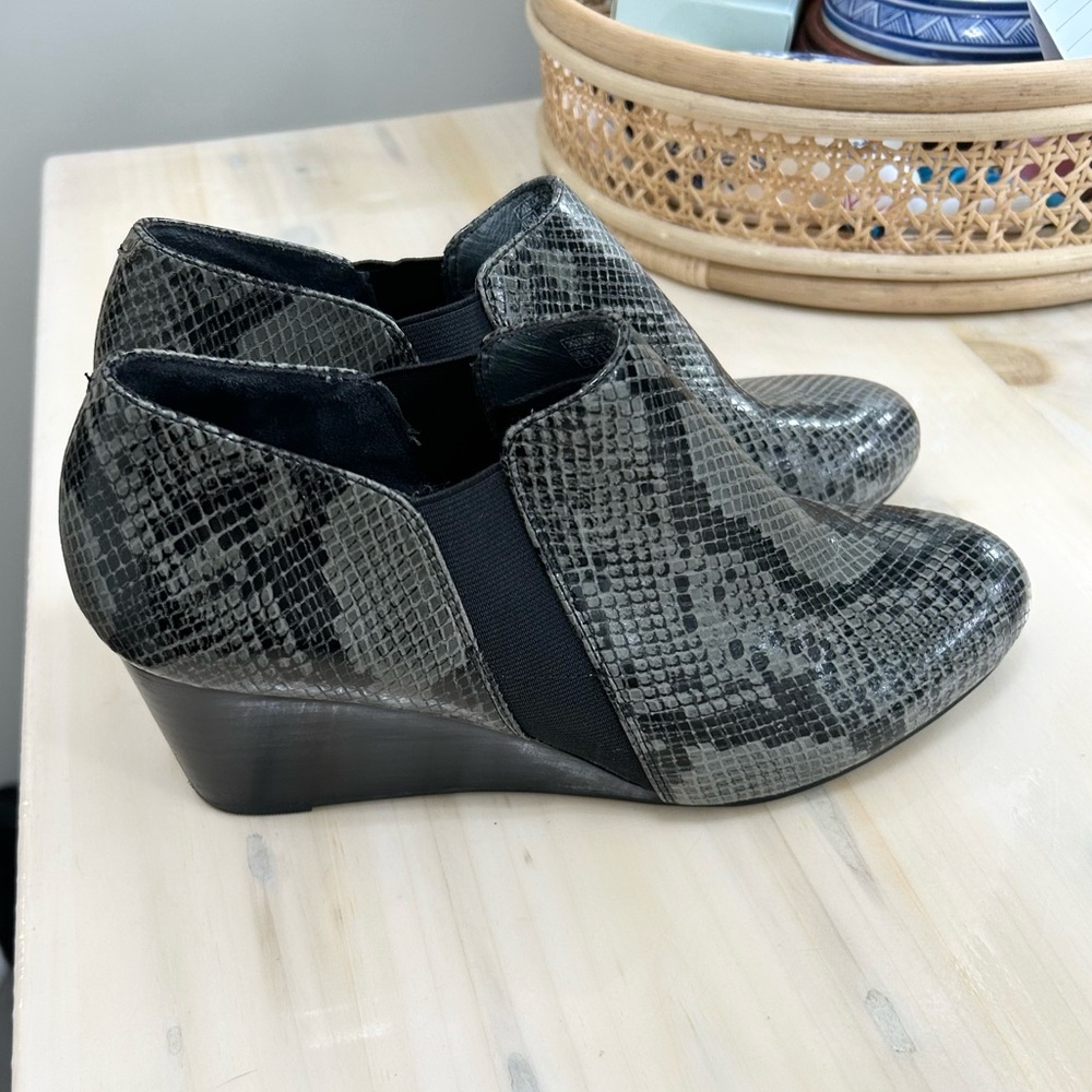Vionic Stanton Wedge Ankle Boot in Snakeskin Print Size 10